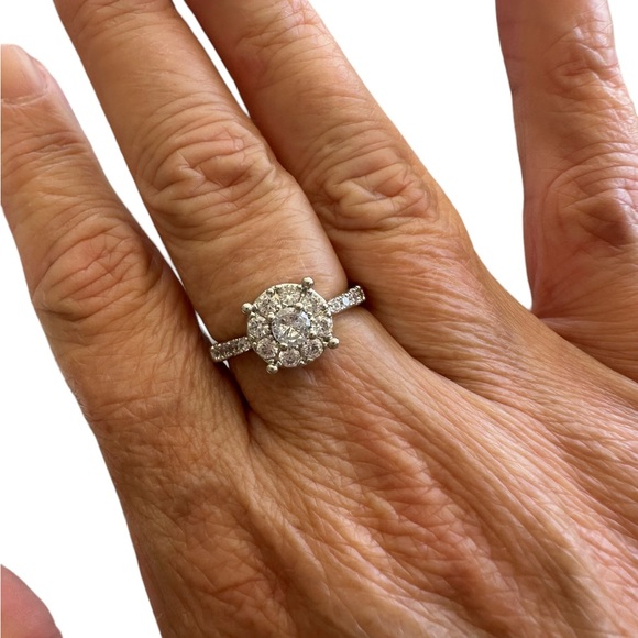 Classic Look Zircon Solitaire Silver Ring - Picture 2 of 7